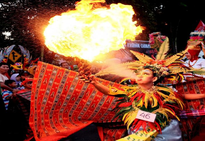 BEC “Sihir” Penonton Fashion Carnival Silk of South Sulawesi 2017 di Makassar